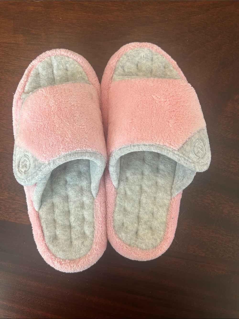 Isotoner size 6.5-7Plush Pink Slide Slippers with Gray Quilted Footbed